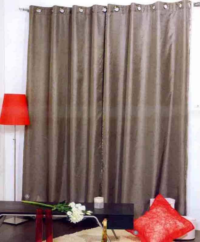鋼索簾窗簾造型，現代時尚。創新設計，堅固耐用，展現獨特風格。為您的窗戶帶來新鮮感，打造舒適居家氛圍。